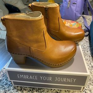 Dansko Sarah Tan Milled Burnished Ankle Boot